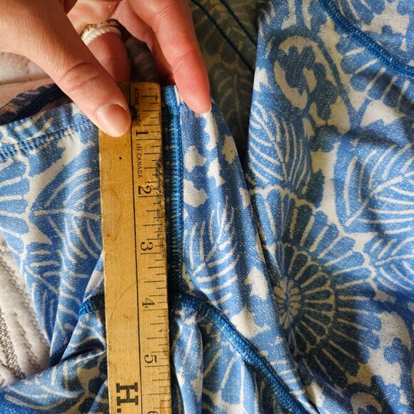 Lululemon shorts- Low rise- size 10 - Picture 4 of 5